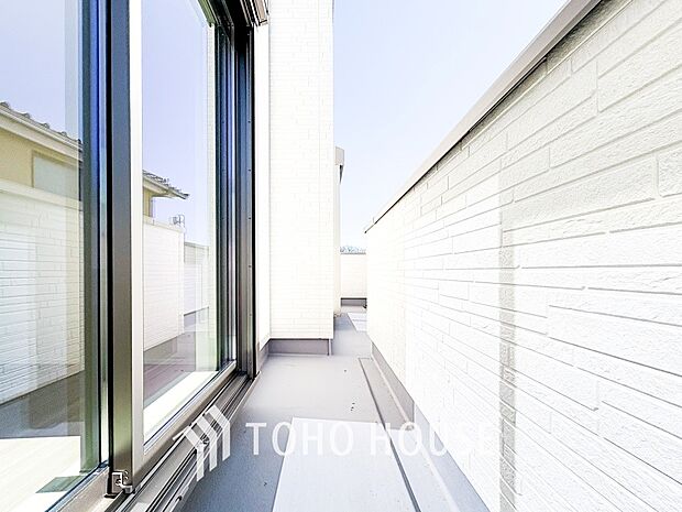 暮らしの中で光と風を演出してくれるバルコニー。