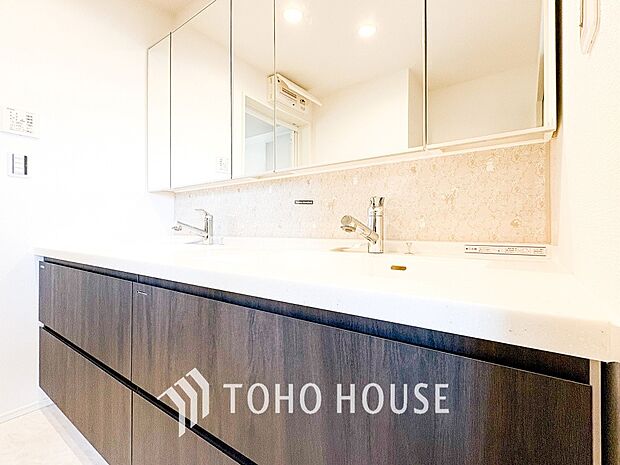 清潔感のあるカラーで統一されたプライベート空間は、身だしなみチェックや肌のお手入れに最適です。