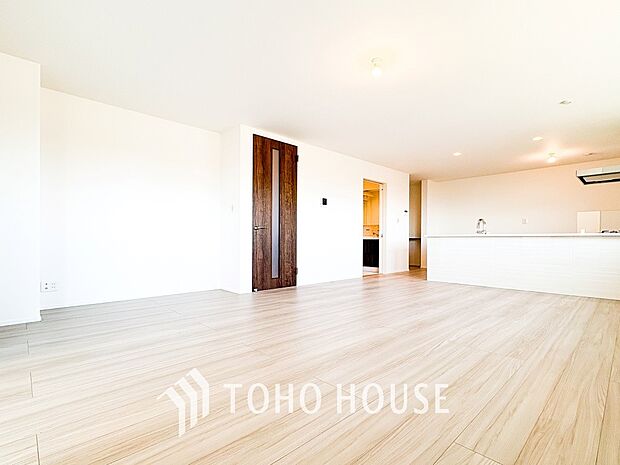 明るく開放的な空間が広がるLDK。室内には豊かな陽光が注ぎ込み、爽やかな住空間を演出。