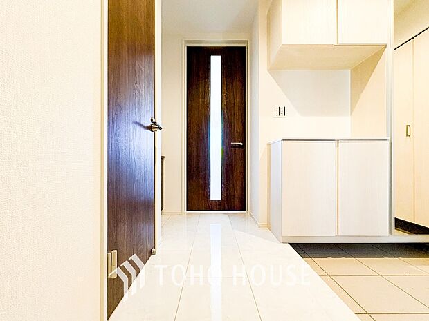 上質感漂う廊下。居住者の帰り、訪れる方を優しく迎え安らぎに満ちた生活空間を予感させます。