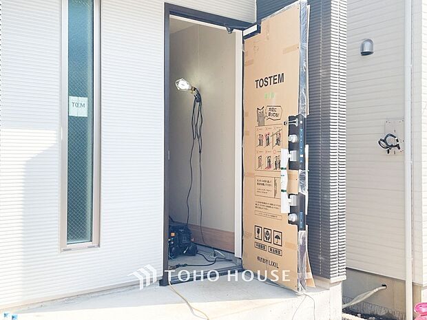 住む人や訪れる人やさしくエスコートする玄関アプローチ。