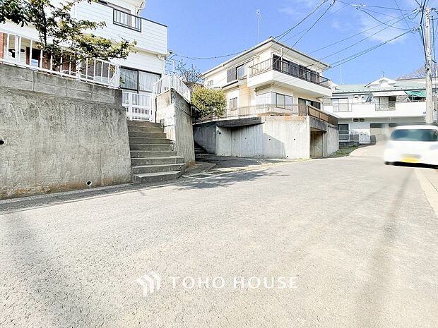 前面道路含む現地写真『快適』は「家」と「街」と「環境」が調和した時に訪れるだと改めて感じさせてくれます。