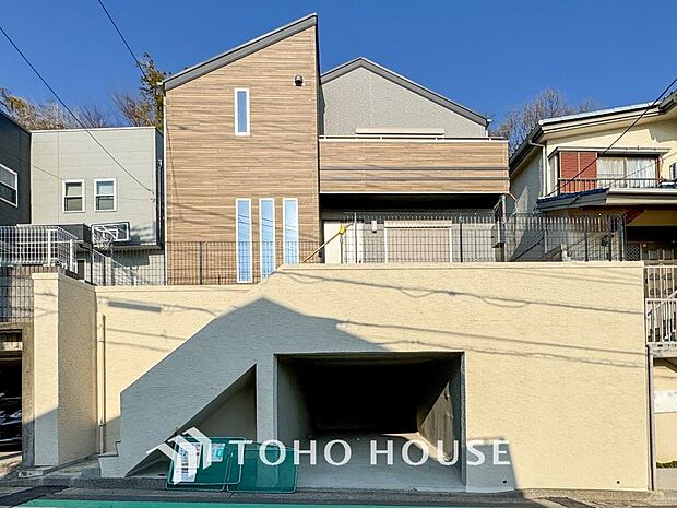 住む人や訪れる人やさしくエスコートする玄関アプローチ。