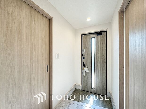 住まいの顔となる玄関は、落ち着きと華やぎに満ちた空間に。