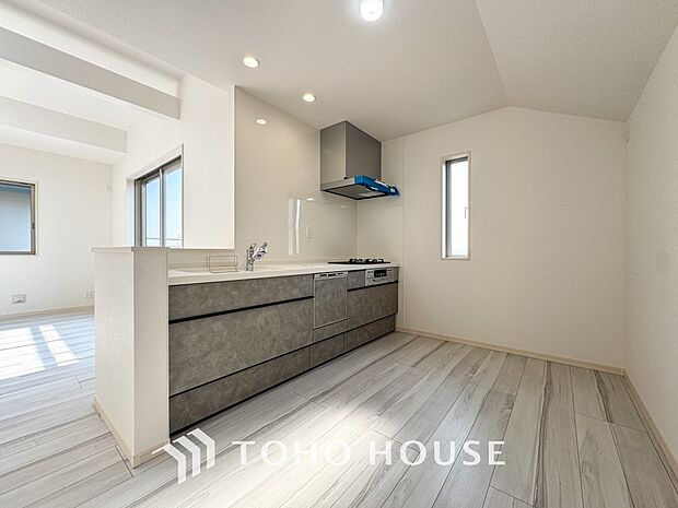 明るい自然光が入る対面キッチン。家族そろってキッチンに立っても調理がしやすい余裕の広さ。