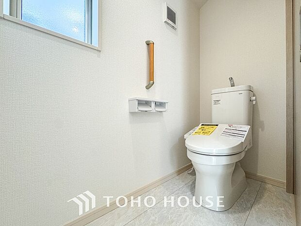 換気と明るさに配慮した清潔感溢れるトイレ。落ち着いた空間で安らぎのひとときをお過ごしいただけます。
