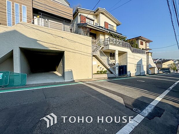 前面道路含む現地写真『快適』は「家」と「街」と「環境」が調和した時に訪れるだと改めて感じさせてくれます。