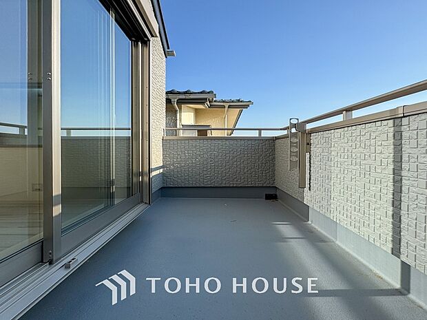 プライベート性が確保されたバルコニー。ワイドな空間にたっぷりの陽光が降り注ぎます。