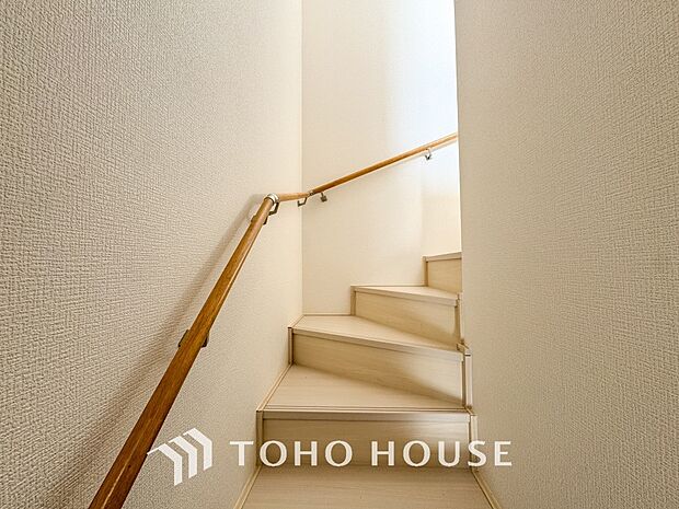 各フロアを結ぶ階段。集いの空間と一人の時間を楽しむプライベートルームをバランスよく繋いでいます。