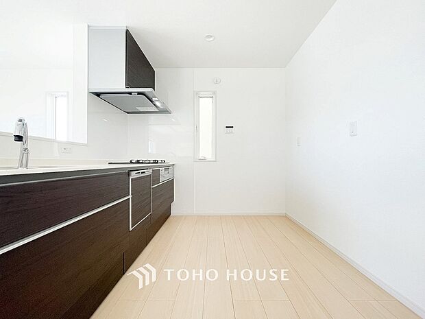 明るい自然光が入る対面キッチン。家族そろってキッチンに立っても調理がしやすい余裕の広さ。