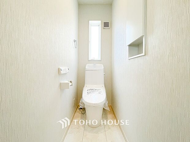 換気と明るさに配慮した清潔感溢れるトイレ。落ち着いた空間で安らぎのひとときをお過ごしいただけます。