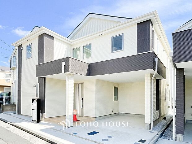 爽やかな青空の下に贅沢なほどに降り注ぐ陽光、豊かな居住性と、クオリティが見事に調和した住空間。