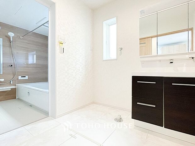 落ち着いた空間を演出するカラーと、ゆったりお使い頂ける広さが魅力のパウダールーム。