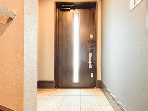 明るくコントラストのある、開放感と清潔感を兼ね備えた玄関。