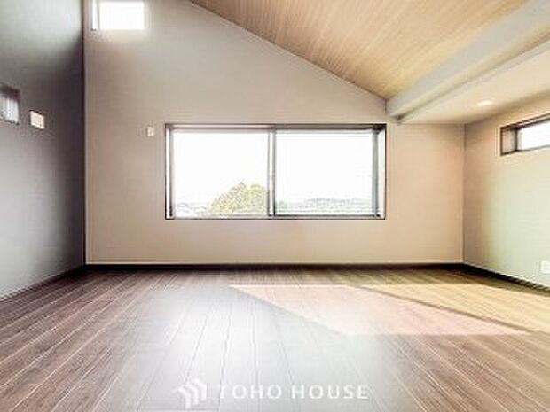 落ち着いた雰囲気に包まれた伸びやかな空間で、ゆったりと家族団らんの時間を過ごせます。