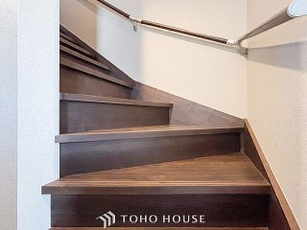 パブリックゾーンとプライベートゾーン繋ぐ階段。豊かな陽光が注ぎ込み、爽やかな住空間を演出。