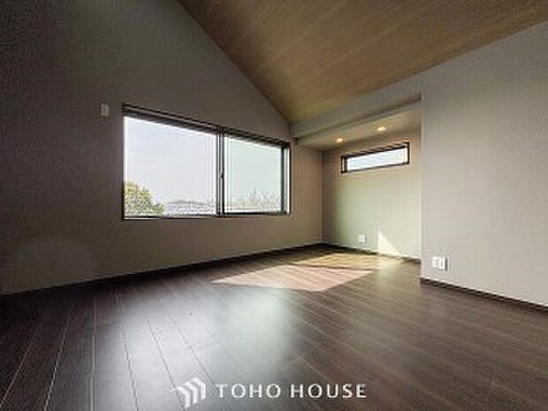 光と風があふれる開放的なリビングダイニングには自然と家族みんなが集まってきます。