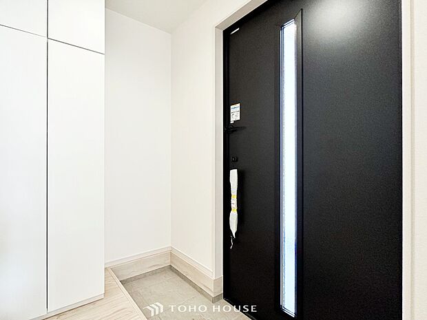 明るくコントラストのある、開放感と清潔感を兼ね備えた玄関。