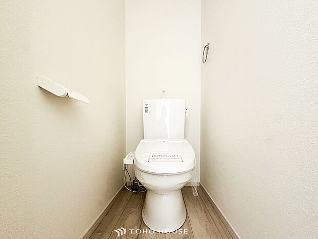 換気と明るさに配慮した清潔感溢れるトイレ。落ち着いた空間で安らぎのひとときをお過ごしいただけます。