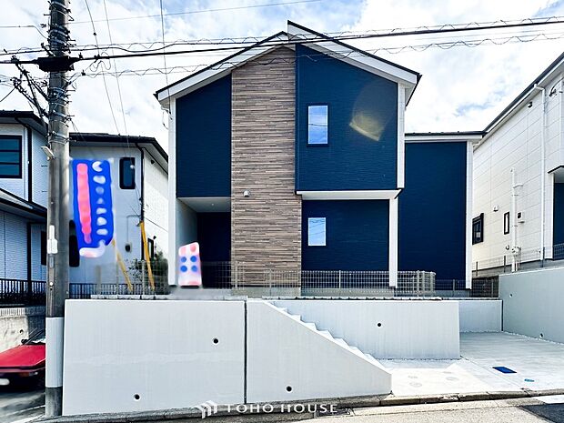 前面道路含む現地写真『快適』は「家」と「街」と「環境」が調和した時に訪れるだと改めて感じさせてくれます。