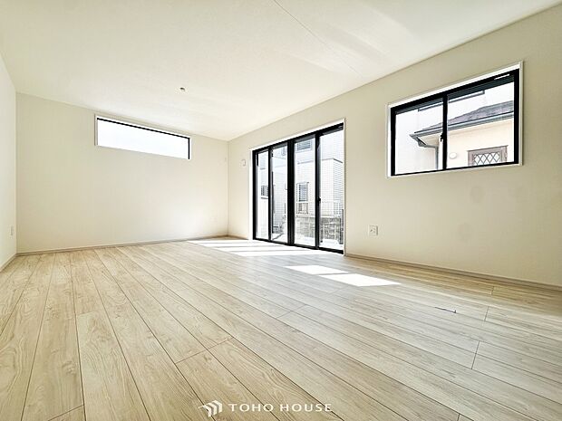 爽やかな色合いのフローリングと清潔感の溢れるクロスが明るい空間を創り出しているリビングダイニング。