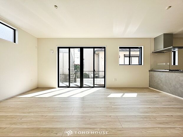 明るく開放的な空間が広がるLDK。室内には豊かな陽光が注ぎ込み、爽やかな住空間を演出。