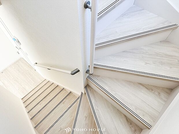 各フロアを結ぶ階段。集いの空間と一人の時間を楽しむプライベートルームをバランスよく繋いでいます。