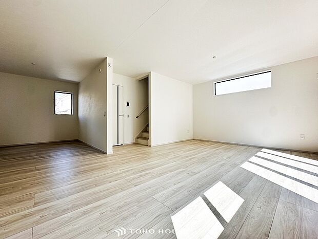 忙しい朝でも、しっかり家族が揃って食事をして頂けるゆとりある大きさのダイニングスペース。