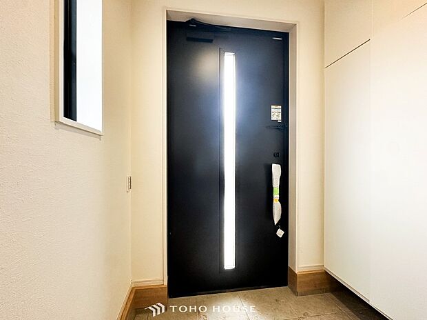 明るくコントラストのある、開放感と清潔感を兼ね備えた玄関。