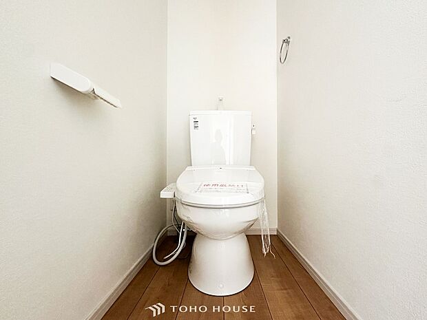 換気と明るさに配慮した清潔感溢れるトイレ。落ち着いた空間で安らぎのひとときをお過ごしいただけます。