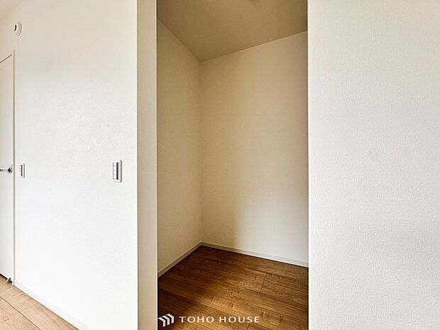 ウォークインクロゼットのある住まいで居住スペースを広く使えます。