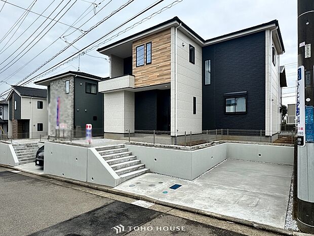 前面道路含む現地写真『快適』は「家」と「街」と「環境」が調和した時に訪れるだと改めて感じさせてくれます。