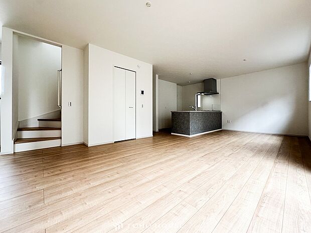 爽やかな色合いのフローリングと清潔感の溢れるクロスが明るい空間を創り出しているリビングダイニング。