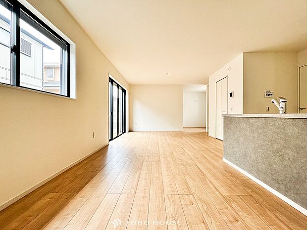 明るく開放的な空間が広がるLDK。室内には豊かな陽光が注ぎ込み、爽やかな住空間を演出。