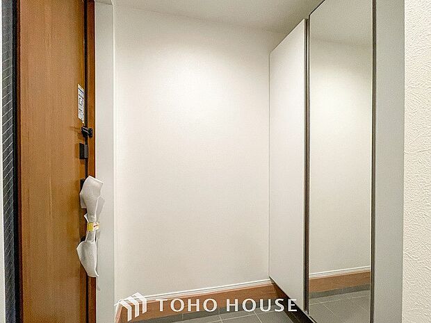 帰り着くたびに洗練されたテイストの空間に迎えられ誇りと喜びを感じる玄関まわりです。