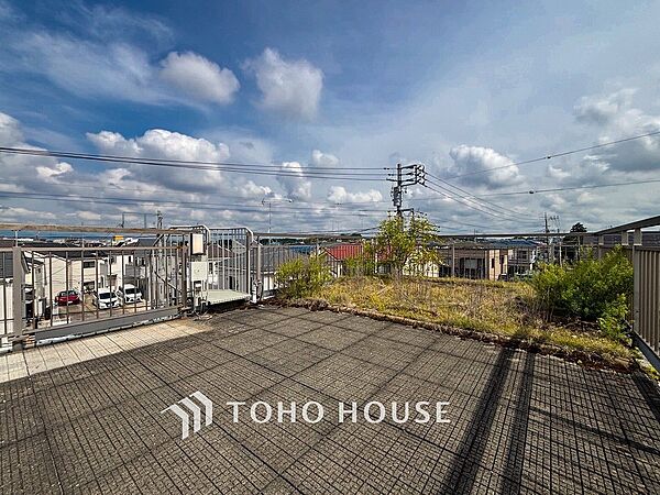 プライベート性が確保されたバルコニー。ワイドな空間にたっぷりの陽光が降り注ぎます。