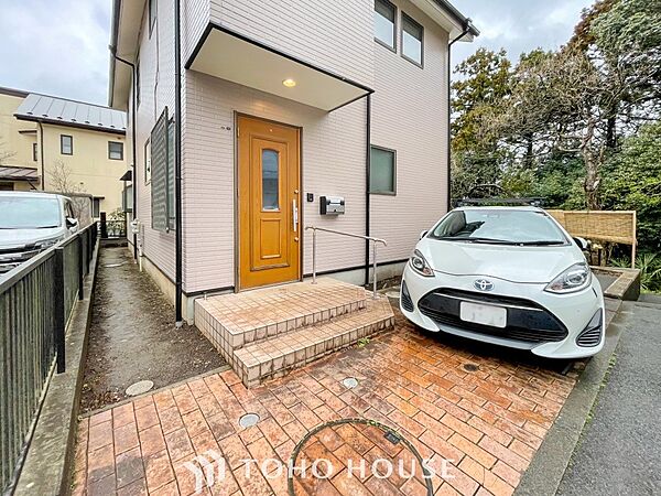 住む人や訪れる人やさしくエスコートする玄関アプローチ。