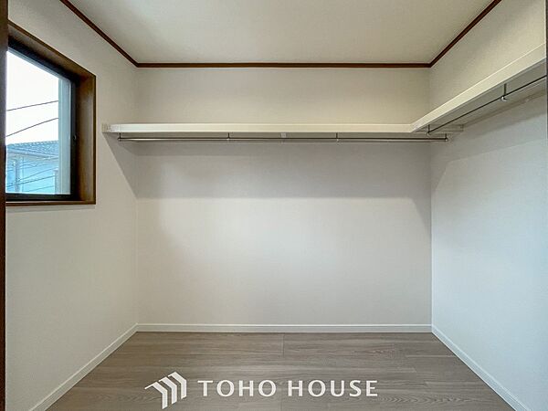 衣類だけでなく大きな荷物も収納でき、お部屋がすっきりします。