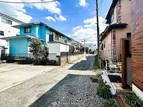 前面道路含む現地写真『快適』は「家」と「街」と「環境」が調和した時に訪れるだと改めて感じさせてくれます。
