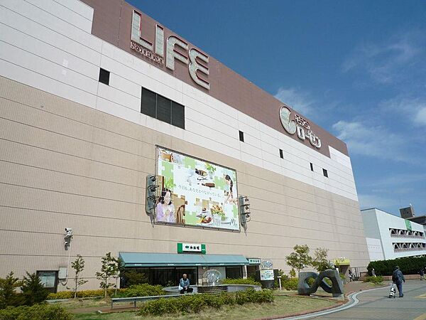 三ツ境駅直結のショッピングセンター。相鉄ローゼンは8時～23時半営業。相鉄ライフは10時～22時営業。