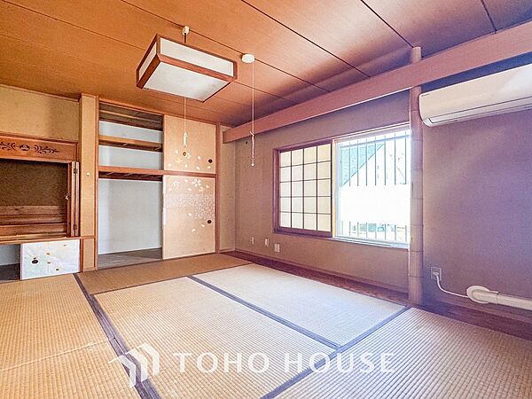 いぐさの香るしっとりと落ち着いた雰囲気の和室です。