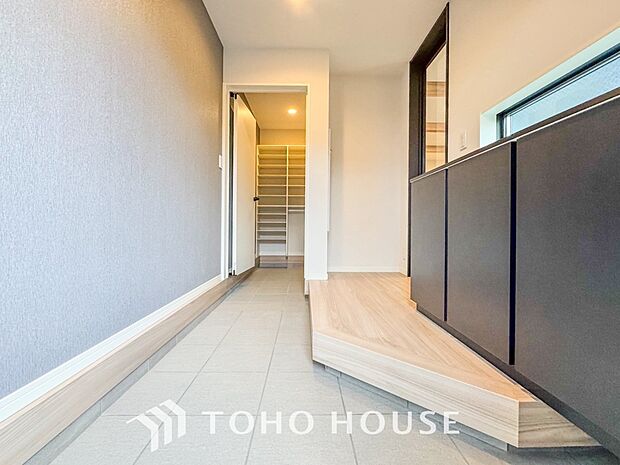 帰り着くたびに洗練されたテイストの空間に迎えられ誇りと喜びを感じる玄関まわりです。