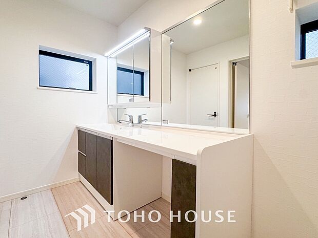 洗面台・洗面所十分な大きさの洗面台は、朝の慌ただしい時間でも余裕とゆとりを感じて頂けます。