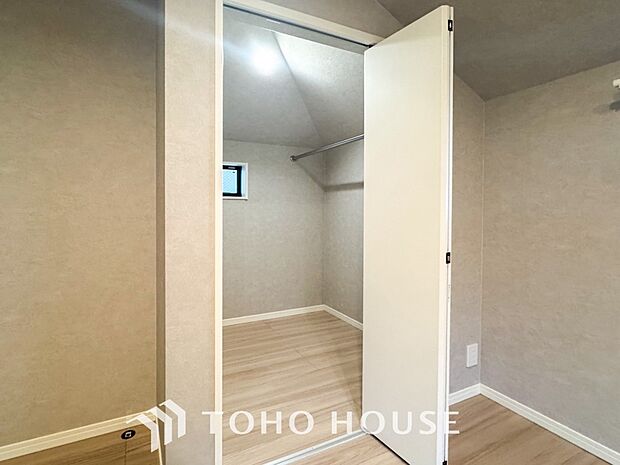 衣類だけでなく大きな荷物も収納でき、お部屋がすっきりします。