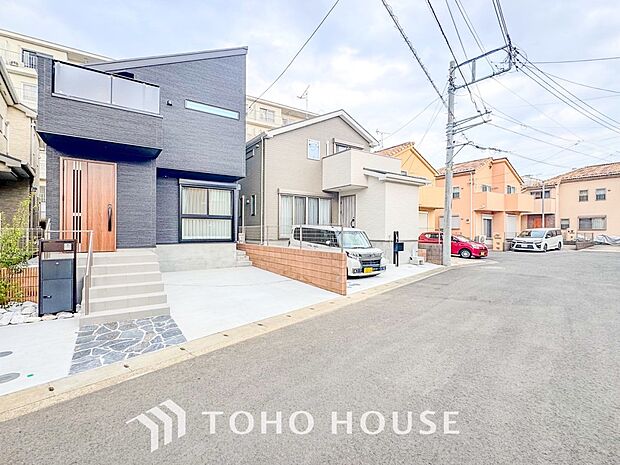 前面道路含む現地写真『快適』は「家」と「街」と「環境」が調和した時に訪れるだと改めて感じさせてくれます。