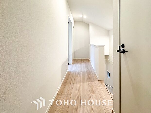 上質感漂う廊下。居住者の帰り、訪れる方を優しく迎える・安らぎに満ちた生活空間を予感させる。