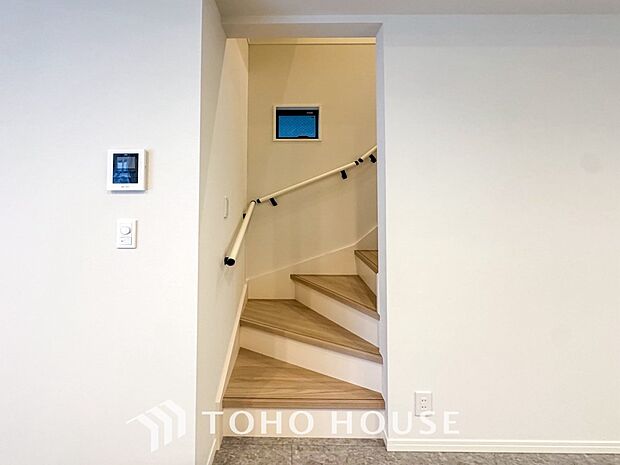 階段にはお子様やお年寄りに安心な手すりをご用意。