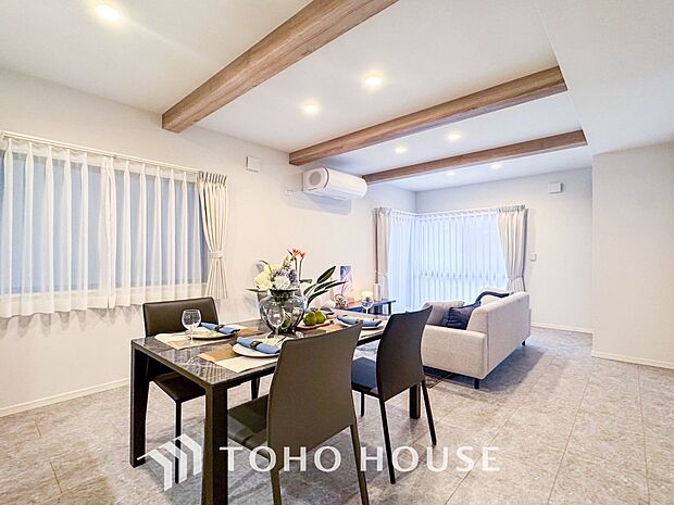 対面式キッチンのあるLDKで家族の会話が弾みます。