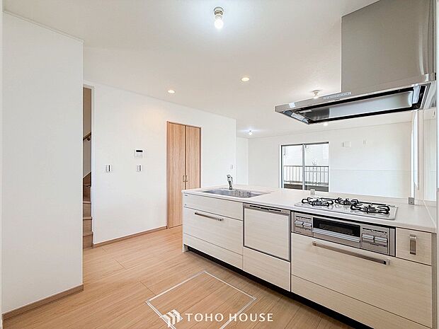 明るい自然光が入る対面キッチン。家族そろってキッチンに立っても調理がしやすく余裕の広さ。