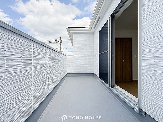 暮らしの中で光と風を演出してくれるバルコニー。